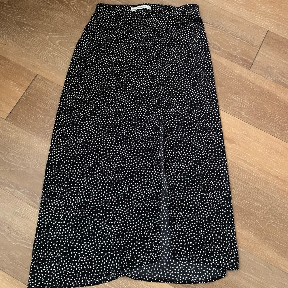 Abercrombie & Fitch Black & White Polka Dot Slit Skirt - Size XSP